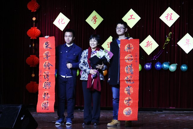学生为山校长献春联 李博一摄影