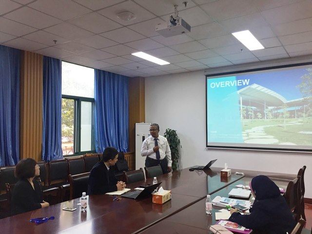 Hilmi Mukhtar博士介绍马来西亚国油大学工程学院情况 杨一帆摄影