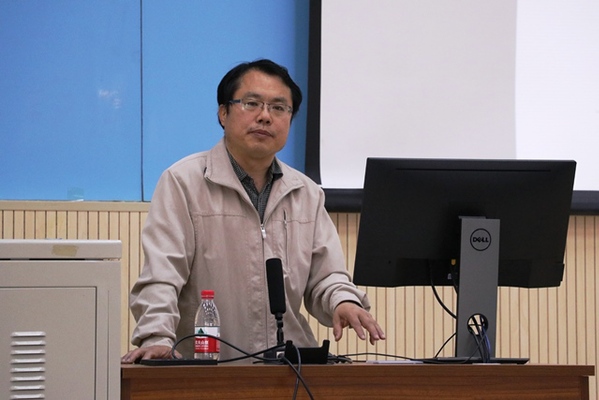 陈春生讲授党课 周鹏摄影