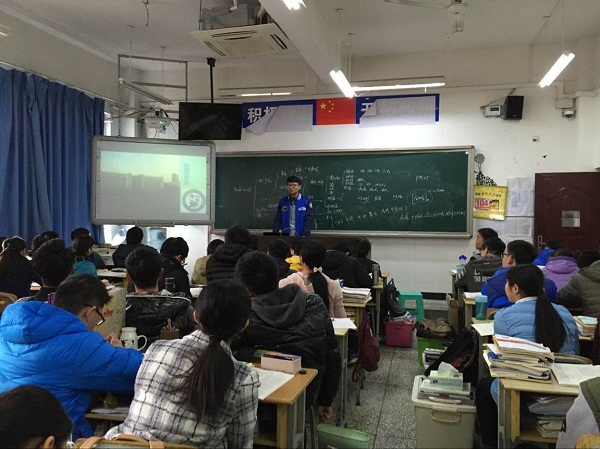 学院学生在重庆朝阳中学进行宣讲
