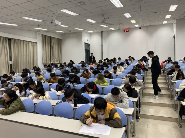同学们认真答题