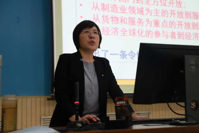 吴克华为学生讲解出国留学项目   曹明秀摄影