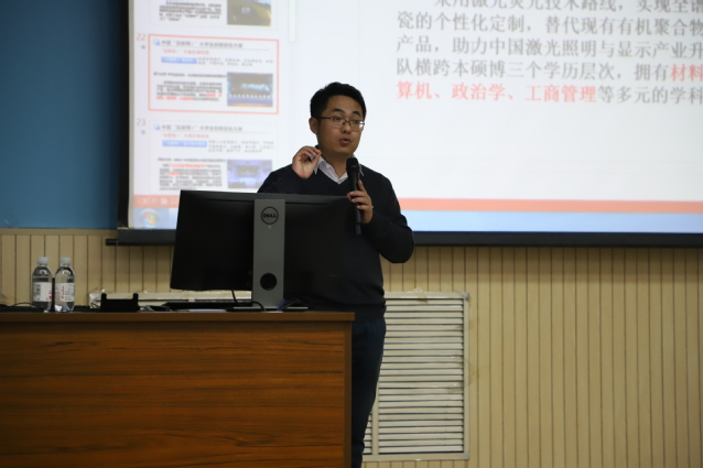 孟兆刚老师向学生讲课 汪雨薇摄影