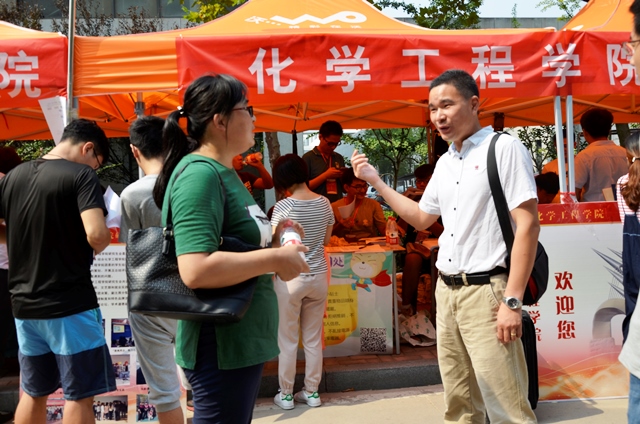 学院领导看望研究生迎新 刘鑫鑫摄影