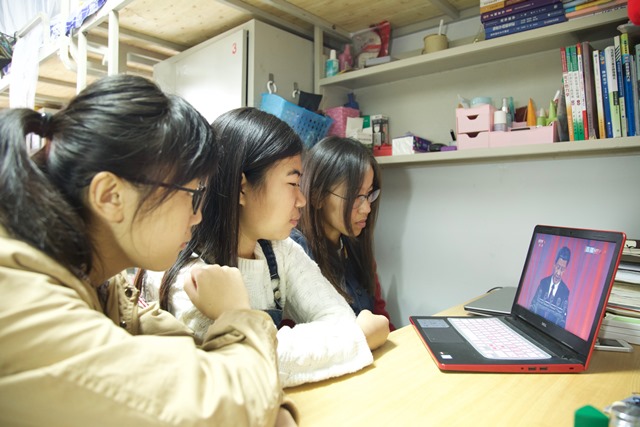 学院学生在宿舍观看大会直播 全运摄影