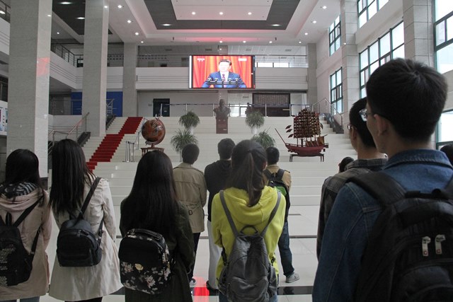 学院师生在工科楼A座大厅观看大会直播 魏孟吉摄影