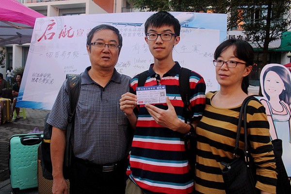 学生与家长在启航墙前合影