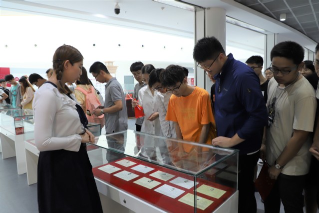 观看展出物品   杨扬摄影