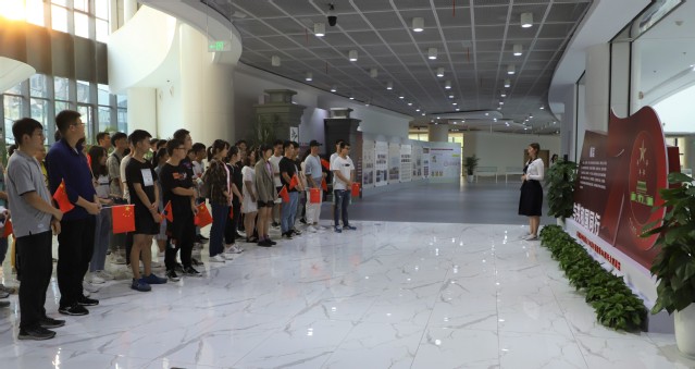 “与共和国同行”展览   杨扬摄影