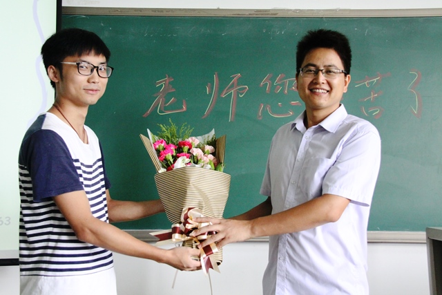学生向老师献花 赵明超摄影