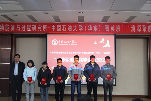 冯其红处长为三等奖学生颁奖  湛文健摄影