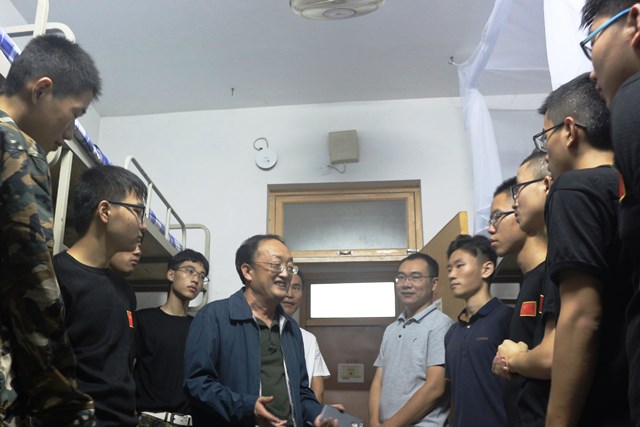 刘晨光教授看望新生 湛文健摄影