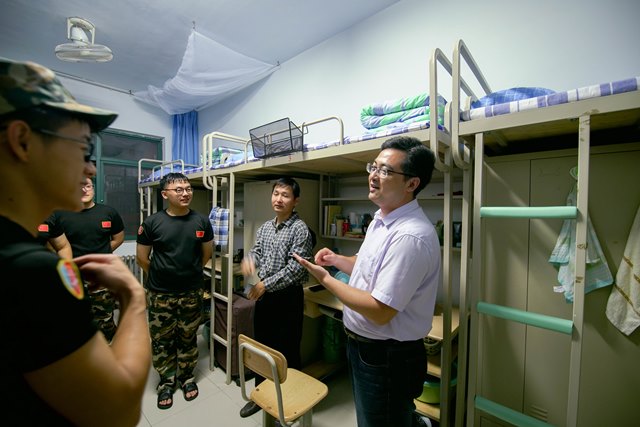 党委副书记王迅看望新生  张嘉奇摄影